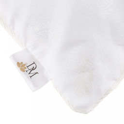 Подушка для сна 50х70см "Перышко" 2-х камерная, наполнитель исскуственный лебяжий пух высшего сорта, чехол съемный, на молнии (тик смесовый, состав 30% хлопок/70% п/э), внутренний чехол нетканное полотно (п/э100%), вес 950гр, упаковка п/э пресс, "Дом