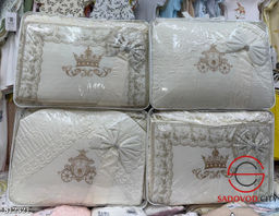 Набор в кроватку включает бортики, балдахин, простыню без резинки, наволочку, подушку и одеяло-пододеяльник.