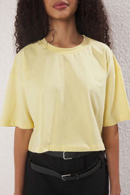 Premium Sar? Relaxed/Rahat Kal?p %100 Kal?n Pamuklu Crop Orme T-Shirt TWOSS23TS00038