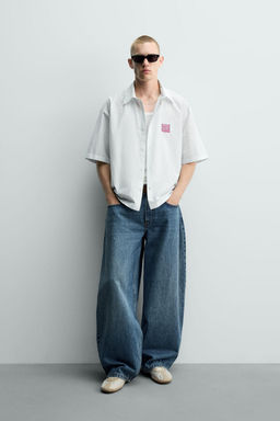 CAMISA BOXY FIT TEXTOS ESTAMPADOS / Blanco / Gris