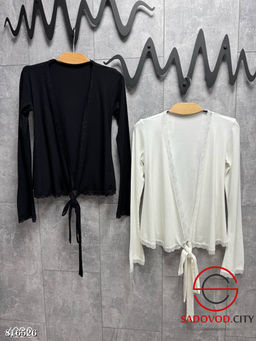 Трикотажный лонгслив на запах с кружевом