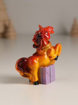 Цена за 2 шт. Фигурка полистоун «Новогодняя лошадка в шарфике», 6×2.5×6.8 см, МИКС