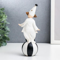 Фигурка полистоун «Клоун в колпаке на шаре», чёрно-белый с золотом, 18×5.5×7.5 см