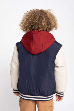 Водоотталкивающая куртка-бомбер со съемным капюшоном и воротником для мальчиков - Defacto фото 9