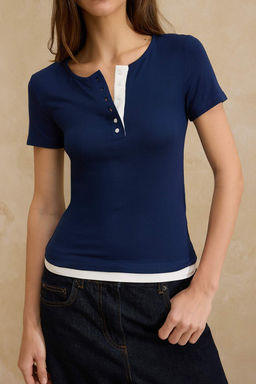 Lacivert Renk Bloklu Fitted/Vucuda Oturan K?sa Kollu Premium Yumusak Orme Bluz TWOSS26BZ00099