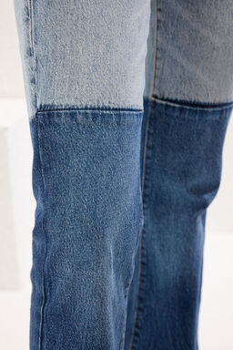 TRENDYOLMILLA Mavi Renk Bloklu Pacas? Kesikli Yuksek Bel Comfort Flare Jeans TWOSS25JE00023