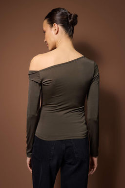 Haki Fitted Dusuk Omuzlu Aksesuar Detayl? Asimetrik Yaka Esnek Orme Bluz TWOAW26BZ00075