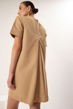 TRENDYOLMILLA Camel Genis Kesim Cep Detayl? Mini Gabardin Dokuma Elbise TWOSS25EL00138