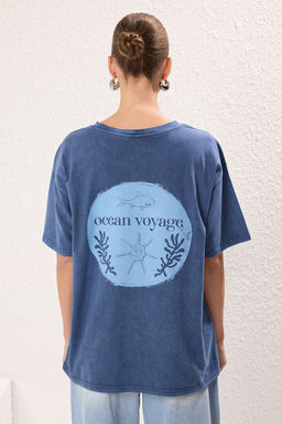 TRENDYOLMILLA Indigo Y?kamal? ve S?rt Bask?l? Oversize/Genis Kal?p Orme T-Shirt TWOSS25TS00058 фото 4