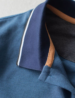 Лонгслив из фактурного трикотажа с плетеным воротником поло с застежкой на пуговицы - Vilatte фото 3