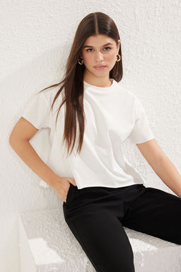 Ekru %100 Kal?n Pamuklu Relaxed Crop/Rahat K?sa Kesim Bisiklet Yaka Orme T-Shirt TWOSS25TS00034