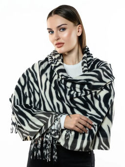 Яркий палантин с анималистичным принтом