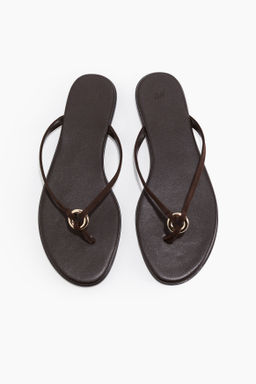 Chancletas con anilla decorativa