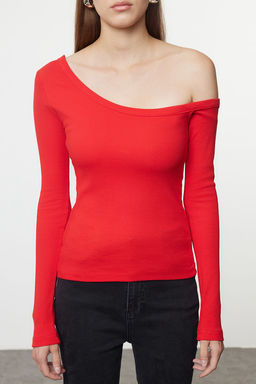 Trendyolmilla Siyah Fitted/Vucuda Oturan Omzu Ac?k Fitilli Pamuklu Esnek Orme Bluz TWOAW23BZ00475