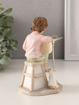 Фигурка полистоун «Мальчишка играет на гитаре, с котёнком», 8×8×13.5 см