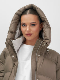 Пальто зимнее утепленное с капюшоном женское коричневого цвета 7747K - Visdeer фото 14