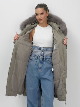 Пальто зимнее утепленное с мехом и капюшоном тренд коричневого цвета 7753K - Visdeer фото 14