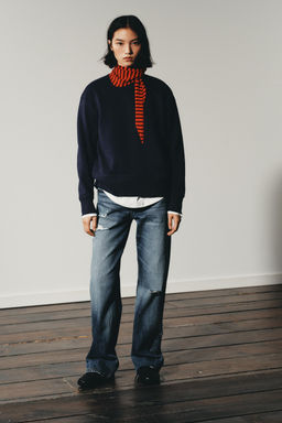 CONTRAST PLUSH SWEATSHIRT