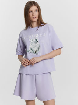 Футболка женская лавандовая с принтом и надписью Purebred club