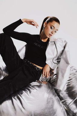 Приталенная футболка с длинным рукавом и круглым вырезом в рубчик с принтом