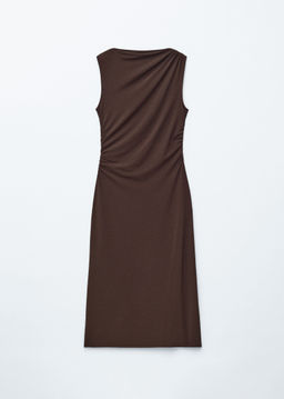 Vestido midi drapeado sin mangas