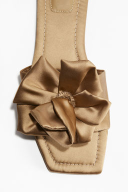 Sandalias con aplicaci?n de sat?n