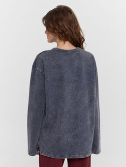 Джемпер женский черный с обработкой эйсид и надписью The joy of being ACID WASH черный янтарь +печать 122924 - Mark formelle фото 5