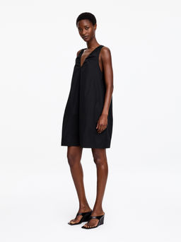 Vestido con escote de pico y fruncidos