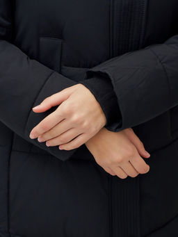 Пальто утепленное стеганное зимнее с капюшоном женское черного цвета 9601Ch - Holdluck фото 11