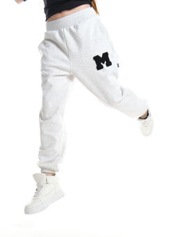 Брюки спортивные с эмблемой 22-7611 светло-серый меланж - Mini maxi фото 35