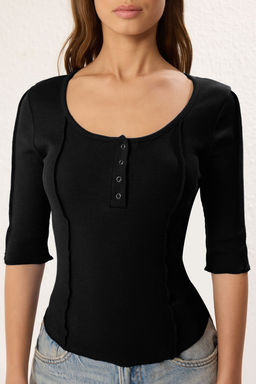 Trendyolmilla Siyah Fitted/Vucuda Oturan Havuz Yaka C?tc?tl? Fitilli Esnek Orme Bluz TWOSS25BZ00007