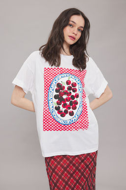 TRENDYOLMILLA Beyaz %100 Pamuk Oversize/Genis Kal?p Bask?l? Orme T-Shirt TWOSS25TS00101