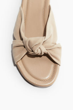 Sandalias de piel con nudo decorativo - H&m фото 7
