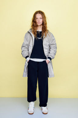 CAZADORA CAPUCHA ENGOMADA WATER REPELLENT / Plata