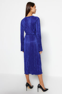 TRENDYOLMILLA Mor Premium Pilise Kumasl? Flare Kol Detayl? A-Line Midi Orme Elbise TWOAW24EL00125