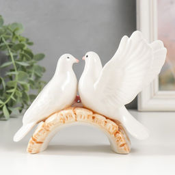Фигурка керамика «Два белых голубя на мостике с розами», 9.5×12.5×6 см