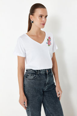 TRENDYOLMILLA Beyaz %100 Pamuk Regular/Normal Kal?p Nak?sl? V Yaka Orme T-Shirt TWOSS24TS00266  фото 2