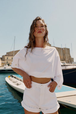 CAMISETA CUELLO BARCO BOT?N / Blanco
