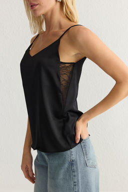 Trendyolmilla Siyah Dantel Detayl? Ask?l? Saten Dokuma Bluz TWOSS25BZ00054