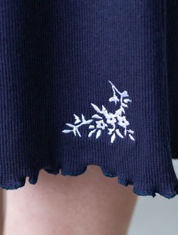 Прямые брюки с поясом на резинке из фактурного трикотажа в рубчик - Vilatte фото 2