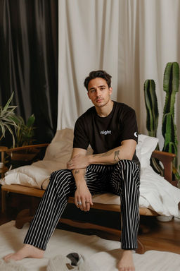 Erkek Siyah Regular Fit Bask?l? Orme Buyuk Beden Pijama Tak?m? TMNAW25AI00001