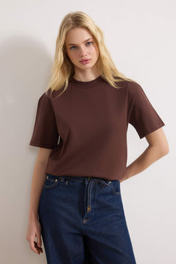Koyu Kahverengi %100 Pamuk Basic Regular/Normal Kal?p Dik Yaka Orme T-Shirt TWOAW20TS0096
