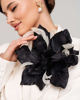 Премиальная Брошь с проволокой в шелковых лепестках и перышками