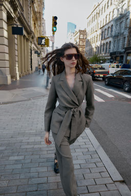 BLAZER WITH SHOULDER PADS AND BELT