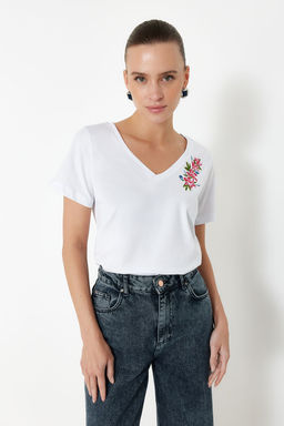 TRENDYOLMILLA Beyaz %100 Pamuk Regular/Normal Kal?p Nak?sl? V Yaka Orme T-Shirt TWOSS24TS00266  фото 3