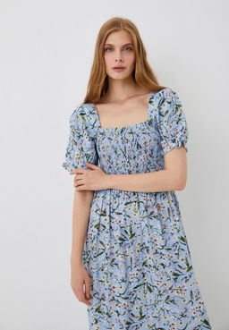 Нежно-голубое платье с цветочным принтом