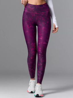 Моделирующие спортивные леггинсы