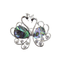 Брошь "Влюбленные лебеди" со вставками из гелиотиса и ювелирного сплава