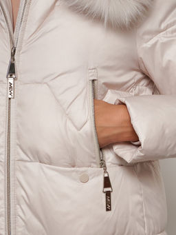 Пальто утепленное с капюшоном зимнее женское бежевого цвета 13305B - Visdeer фото 9