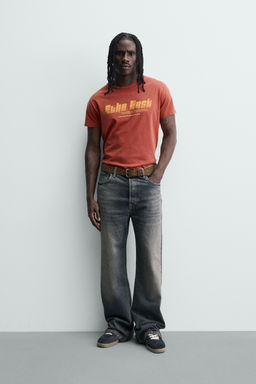 CAMISETA LAVADA TEXTO ESTAMPADO / Rojo